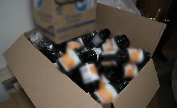 Szokujące odkrycie w mieszkaniu w Krakowie. Fałszywe suplementy zalewały Polskę