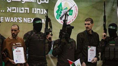 Szokujące okoliczności uwolnienia zakładników. Hamas wydał im "certyfikaty"