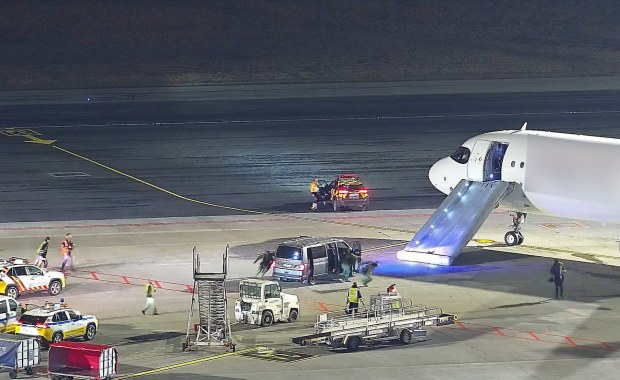 Szokujące sceny na Okęciu. Otworzył drzwi podczas kołowania i zjechał trapem