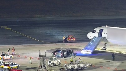 Szokujące sceny na Okęciu. Otworzył drzwi podczas kołowania i zjechał trapem