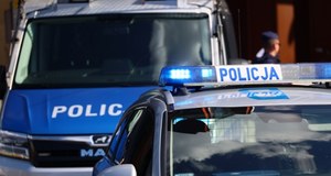Szokujące sceny przed sądem. Z impetem wyłamał szlaban i uderzył w budynek 