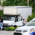 Szokujące sceny przed sądem. Z impetem wyłamał szlaban i uderzył w budynek 