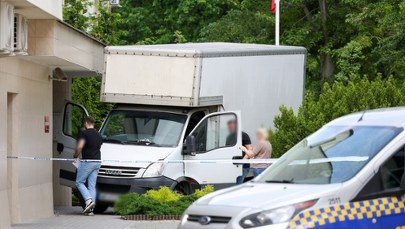 Szokujące sceny przed sądem. Z impetem wyłamał szlaban i uderzył w budynek 