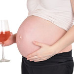Szokujące wyniki badań: Co dziesiąta kobieta w ciąży pije alkohol