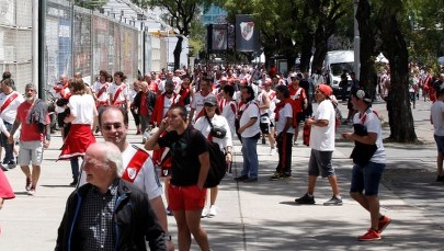 Szokujące zachowanie matki. Przed meczem przykleiła do ciała dziecka race