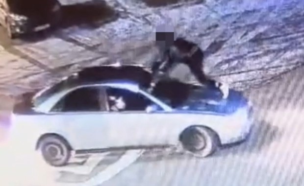 Szokujące zachowanie. Pijany kierowca wiózł kolegę na dachu auta [WIDEO]