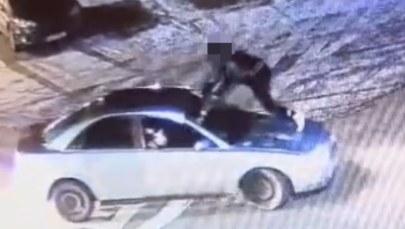 Szokujące zachowanie. Pijany kierowca wiózł kolegę na dachu auta [WIDEO]