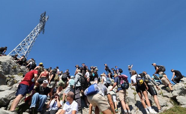 Szokujące zachowanie turystów w Tatrach. Weszli na krzyż na Giewoncie