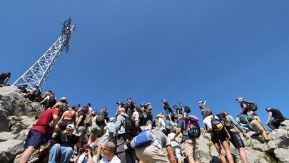 Szokujące zachowanie turystów w Tatrach. Weszli na krzyż na Giewoncie