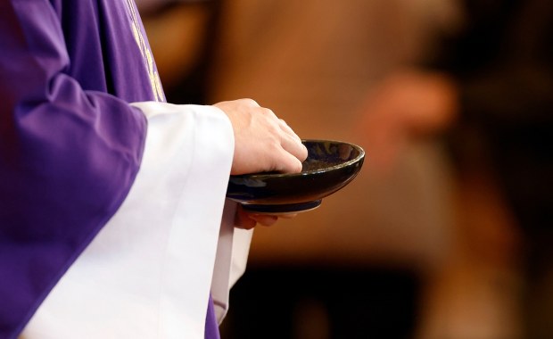 Szokujące zarzuty wobec księdza. Diecezja przeprasza