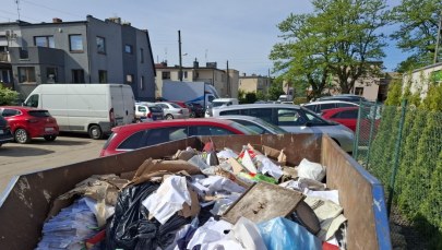 Szokujące znalezisko w kontenerze. Dokumenty z danymi osobowymi porzucone na śmietniku