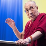 Szokujący film z Dalajlamą. Prosił, aby dziecko "ssało jego język" 