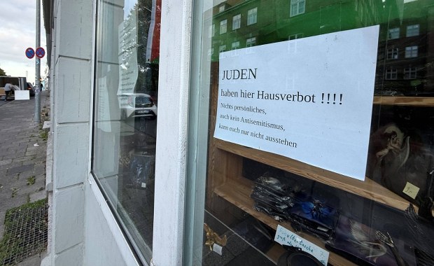 Szokujący napis na witrynie sklepu. To hasło rodem z III Rzeszy