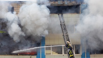 Szokujący wypadek podczas ewakuacji! Drabina nagle się złożyła 
