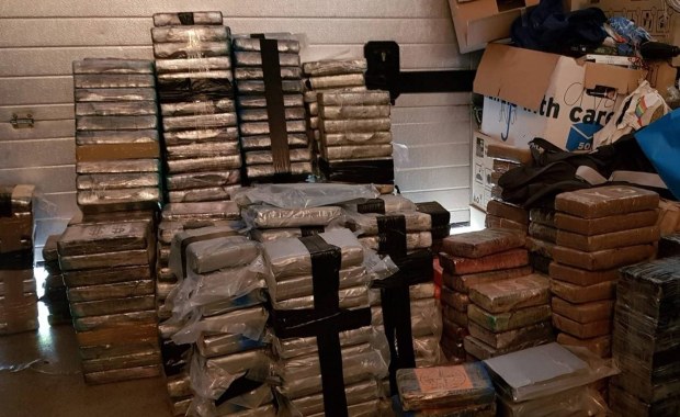 "Szopa po brzegi wypełniona narkotykami". Policjanci zabezpieczyli towar wart ponad 200 mln euro