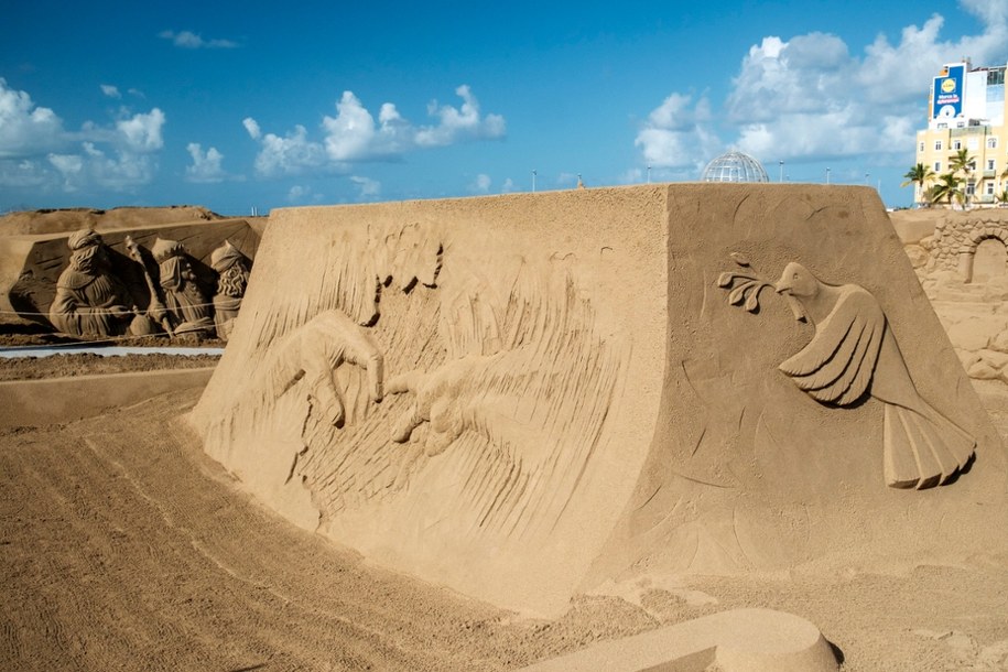 Szopka z piasku składa się z aż dziesięciu scen, z których niektóre mają ponad pięć metrów wysokości /ANGEL MEDINA G.   /PAP/EPA