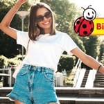 Szorty na plaże i do pracy? Model z Biedronki to strzał w dziesiątkę!