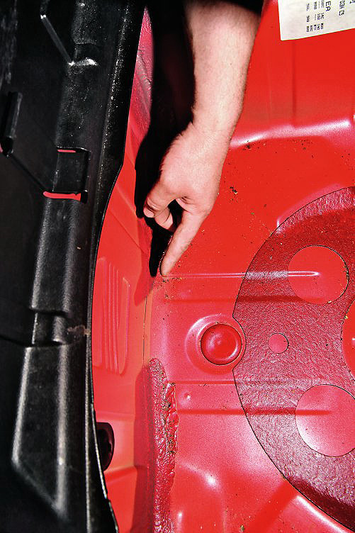 Szpachla i krzywe spawy na podłodze bagażnika /Motor