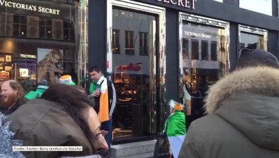 Szpaler i owacje dla... klientki sklepu Victoria's Secret. Irlandzkim kibicom humory dopisywały