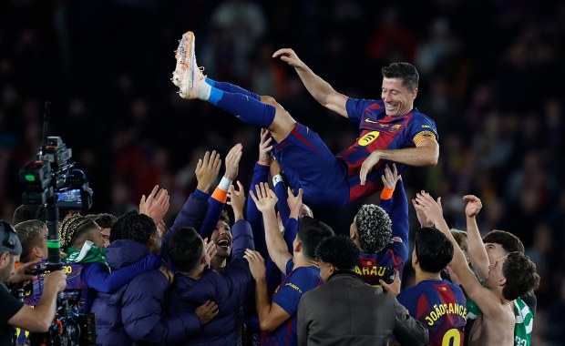 Szpaler, okrzyki i owacje na Camp Nou. Wzruszające pożegnanie Lewandowskiego