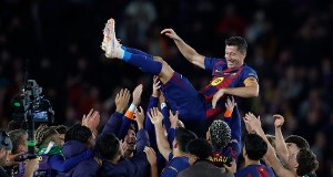 Szpaler, okrzyki i owacje na Camp Nou. Wzruszające pożegnanie Lewandowskiego