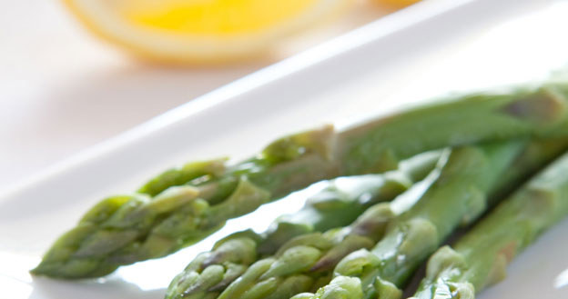 Szparagi można gotować, dusić, piec, smażyć lub blanszować /123RF/PICSEL