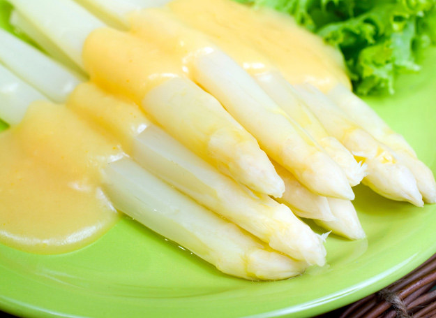Szparagi podać można z szynką, np. parmeńską i młodymi ziemniakami z wody. /123RF/PICSEL