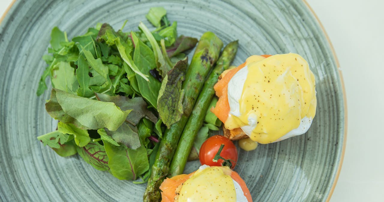 Szparagi z sałatą, jajkami, łososiem i sosem holenderskim /Denys Gromov /pexels.com
