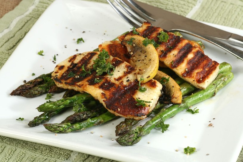Szparagi z serkiem halloumi /123RF/PICSEL