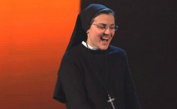 Szpilki i kolczyk w nosie. Śpiewająca zakonnica zrzuciła habit