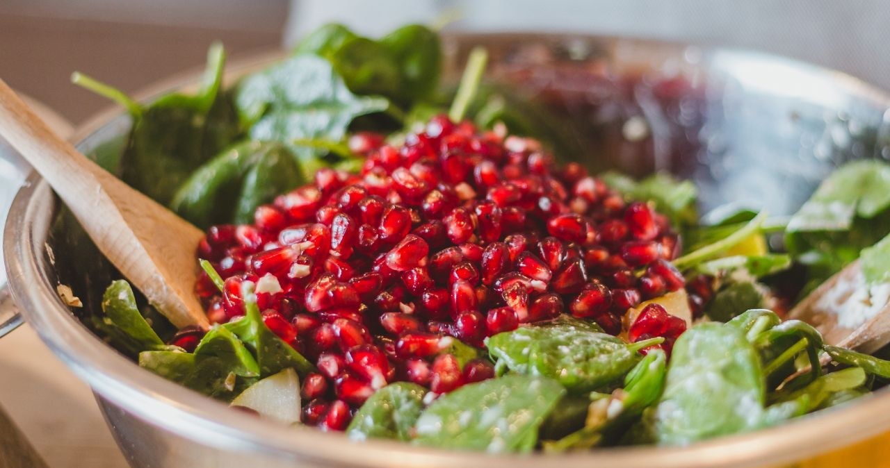 Szpinak baby warto łączyć z produktami pełnymi witaminy C, jak granat. Wtedy żelazo z warzywa lepiej się wchłania /andreygonchar /Canva Pro