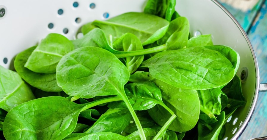 Szpinak i kapusta włoska to niedoceniany duet, który może pobudzić metabolizm i ułatwić redukcję wagi /123RF/PICSEL