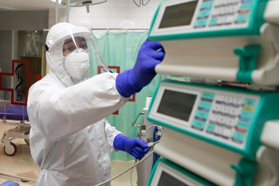 Szpital Kliniczny Nr 4. Praca medyków z tzw. czerwonej strefy na oddziale ratunkowym, gdzie zgłaszają się m.in. pacjenci zakażeni koronawirusem. / Jacek Szydlowski  /PAP