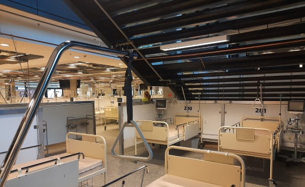 "Szpital narodowy" świeci pustkami. Nie przyjmuje pacjentów z przepełnionych placówek