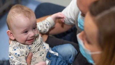 Szpital nie będzie już jego domem. 8-miesięczny Marcinek ma rodziców zastępczych