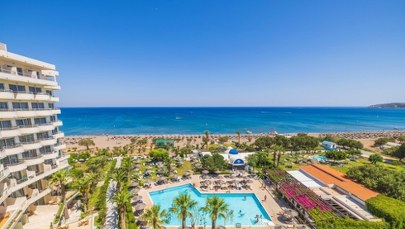 Szpital polowy koło hotelu, goście na noszach. Wakacje zamieniły się w horror