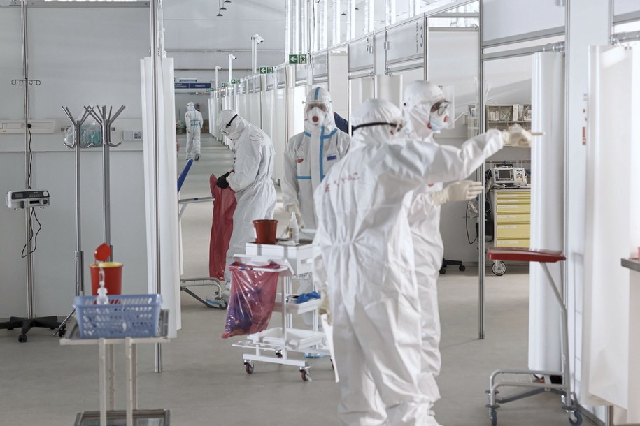 Szpital tymczasowy dla pacjentów zakażonych koronawirusem we Wrocławiu /Aleksander Koźmiński /PAP