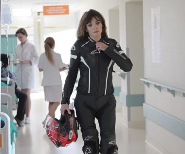 Szpital ukazany w "Botoksie" to nie fikcja z popularnych seriali czy folderów prywatnych sieci medycznych. To zakład pracy, gdzie codziennie wylewa się krew, pot i łzy. W jego murach splatają się losy czterech kobiet. Film był kinowym hitem 2017 roku, ale jak to zwykle bywa w przypadku produkcji Patryka Vegi, nie obyło się bez kontrowersji. 

"Kochani, W ciągu ostatnich dni wielu z Was pytało mnie o przyczyny medialnej nagonki na film 'Botoks' oraz negatywnych wpisów na forach, wysyłanych z tych samych adresów ip, na zlecenie wyspecjalizowanej agencji. Dla mnie odpowiedź jest jasna. 'Botoks' jest filmem, który rozszerza światło w świecie ogarniętym ciemnością. A to, czego jesteśmy świadkami, jest niczym innym, jak starciem ciemności ze światłem (...). Dziękuję Wam, że poszliście na mój film, chociaż mówiono Wam, byście tego nie robili. Cieszę się, że od tej chwili to Wy będziecie mówić o 'Botoksie', bo nie zagłuszy Was żadna kłamliwa, pisana na zlecenie recenzja" - napisał reżyser na Facebooku kilka tygodni po premierze. 
