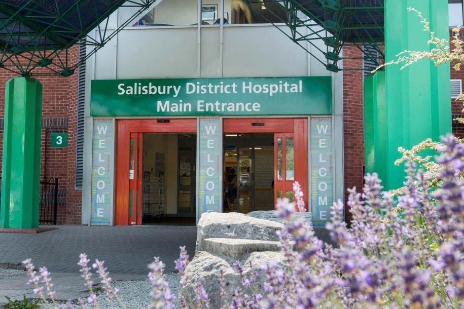 Szpital w Salisbury, do którego trafiła para /Rick Findler    /PAP/EPA