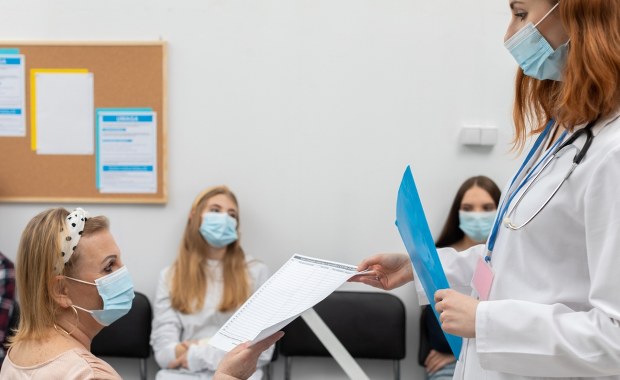 Szpitale wprowadzają ograniczenia. Covid-19 atakuje