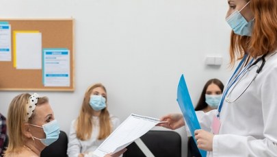 Szpitale wprowadzają ograniczenia. Covid-19 atakuje