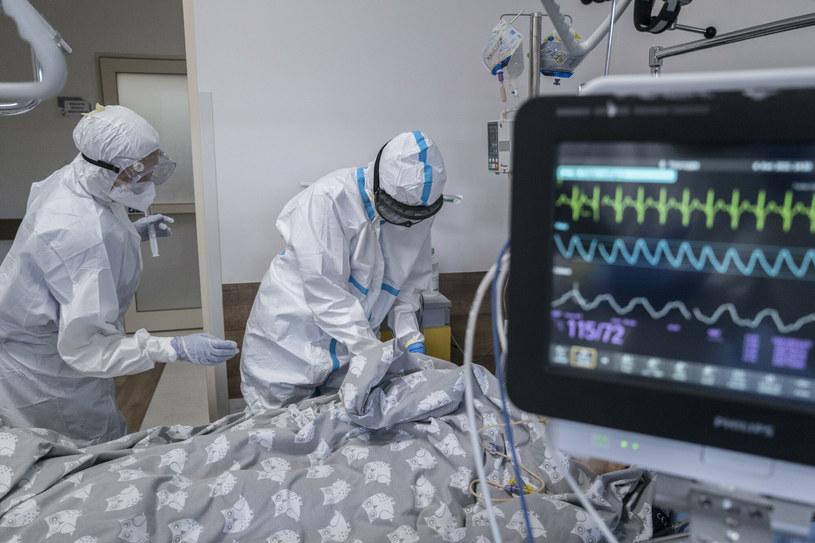 Szpitalny oddział zakaźny w czasie epidemii, zdjęcie ilustracyjne /MAREK BEREZOWSKI/REPORTER /Reporter