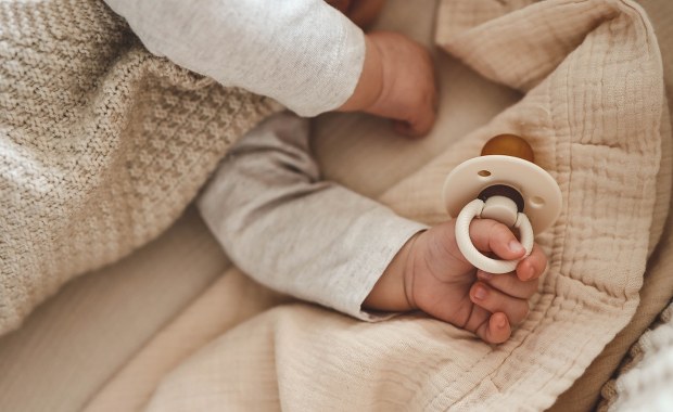 Szron na ścianach, zamarznięta woda w butelkach. Są wyniki sekcji zwłok niemowlęcia