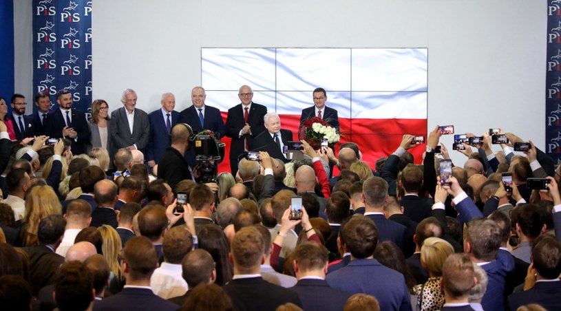 Sztab PiS, tuż po ogłoszeniu wyniku wyborów /Piotr Molecki /East News