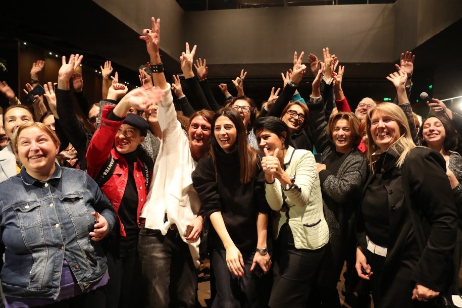 Sztab Salome Zurabiszwili po ogłoszeniu wyników wyborów /ZURAB KURTSIKIDZE /PAP/EPA