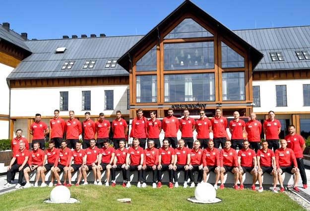 Sztab szkoleniowy i zawodnicy piłkarskiej reprezentacji Polski pozują do zdjęcia przed odjazdem ze zgrupowania kadry w Arłamowie / 	Darek Delmanowicz    /PAP