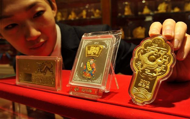 Sztabki złota w sklepie w Pekinie. Chiński popyt na złoto wzrósł o 27 proc. rdr do 579,5 ton w 2010 /AFP