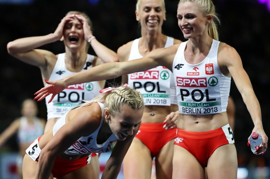 Sztafeta 4x400 m świętująca zdobycie złotego medalu /SRDJAN SUKI /PAP/EPA