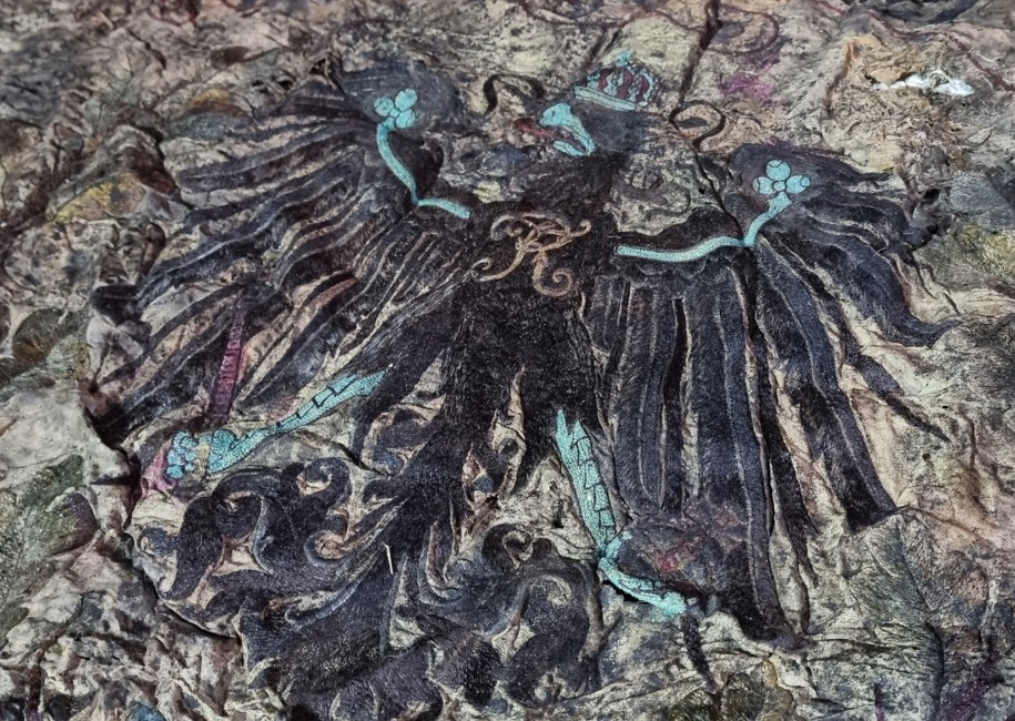 Sztandar jest bogato haftowany, z godłem Prus: orłem na jednej stronie i niemieckimi barwami narodowymi z drugiej. /Muzeum Obrony Wybrzeża, Fort Gerharda w Świnoujściu /