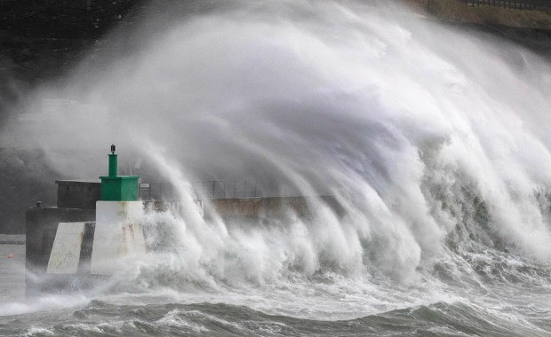 Sztorm Goretti uderzy w Europę. Odwołane loty, zakłócenia na kolei i alerty